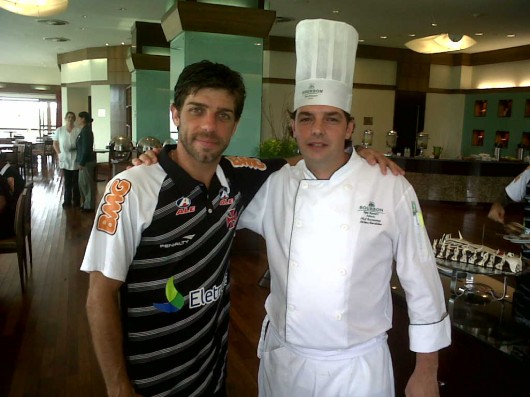 Juninho, meia do Vasco, e o Chef Jérôme Dardillac