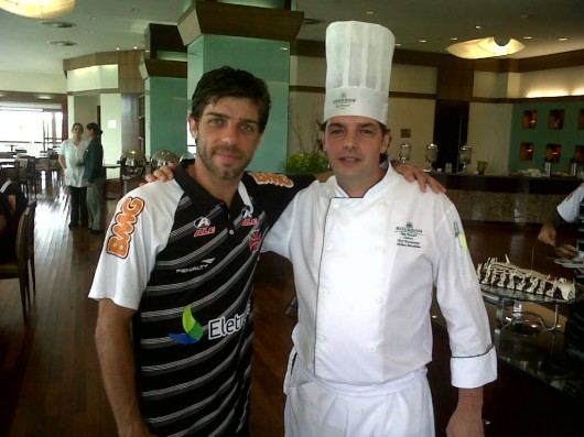 Juninho, meia do Vasco, e o Chef Jérôme Dardillac