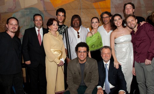 João Candido Portinari (de gravata azul) entre celebridades que prestigiaram a inauguração da exposição