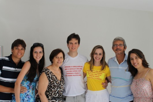 Marcela ao lado do noivo, Carlos Augusto, e da família