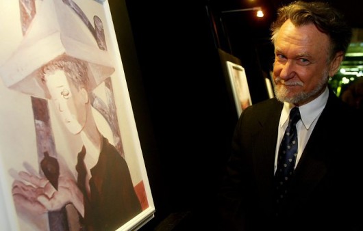 João Candido Portinari ao lado de uma das obras do pai