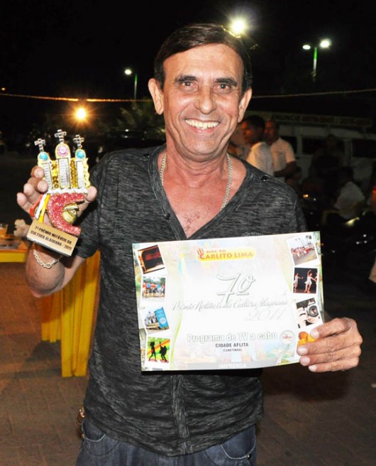 O comunicador Canetinha recebe prêmio pelo o programa de TV a cabo “Cidade Aflita”
