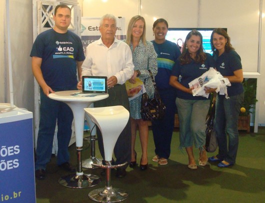 A semana será de muito trabalho para os professores Ruy Chaves e Cristina Suruagy (centro), recepcionando alunos novatos e veteranos na faculdade Estácio Fal. Na foto, com os professores Ana Paula e João Inácio e as colaboradoras Elizabete de Lima e Thais Leandro