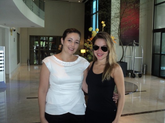 A atriz Monique Alfradique com Natalie Diorio, gerente geral do TRYP Iguatemi