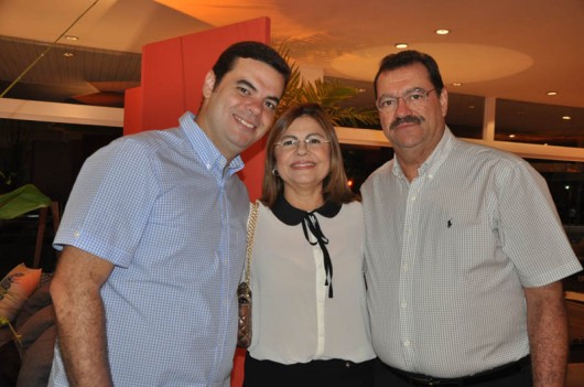 O candidato a vereador nas próximas eleições municipais, Chiquinho Holanda, ao lado de sua mãe, Rosa, e seu pai, o vereador Chico Holanda