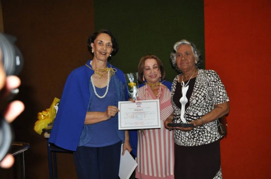 As acadêmicas Selma Britto e Madalena Oliveira e a educadora Joseth Passos de Oliveira