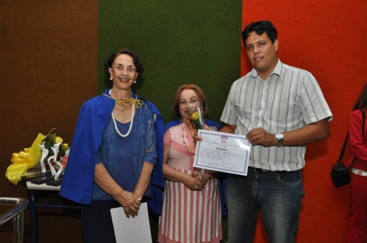 As acadêmicas Selma Britto e Madalena Oliveira e Pablo de Andrade, representando a mãe, a professora Peró de Andrade