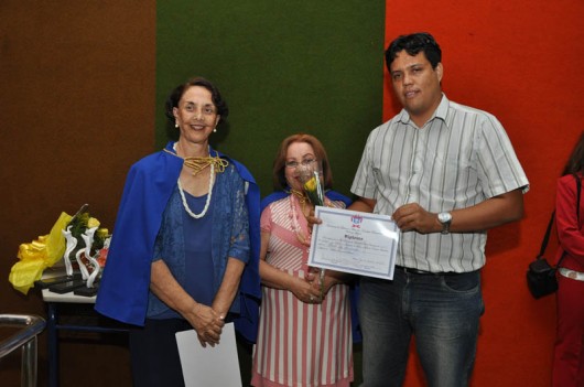 Homenagem As acadêmicas Selma Britto e Madalena Oliveira e Pablo de Andrade, representando a mãe, a professora Peró de Andrade