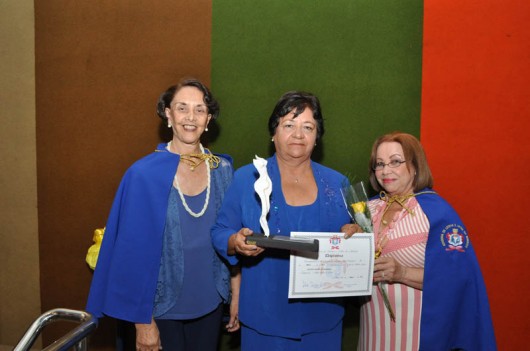 Homenagem A líder comunitária e instrutora Gildete Freire de Medeiros ladeada por Selma Britto e Madalena Oliveira