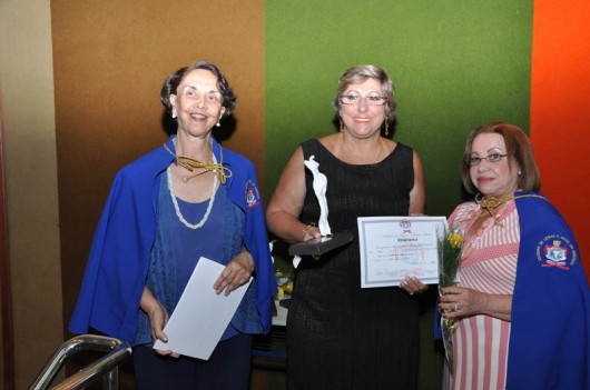 A encarregada de ensino profissional marítimo da Marinha do Brasil em Alagoas, Vera Lúcia Machado, entre Selma Britto e Madalena Oliveira