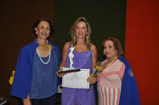 A médica acupunturista Adeisa Lyra entre Selma Britto e Madalena Oliveira