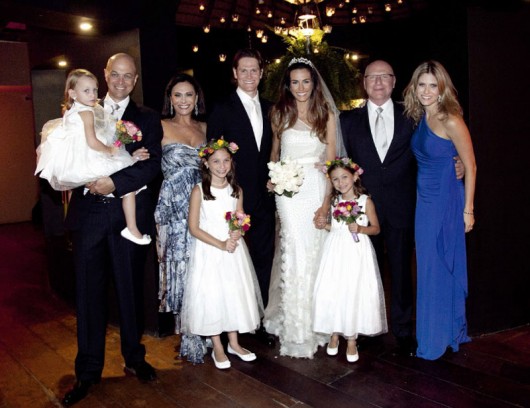 O Sim de Guilherme e Ana Carolina Pais do noivo, Milton e Lia Golombek (no colo a pequena Júlia), os noivos, daminhas de honra, Laura e Luiza Wagner, mais os pais da noiva, Mauro e Helena Scaff Pedrosa