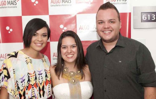 Luana Nunes, da Algo Mais Consultoria e Assessoria, entre a gerente de Marketing do salão Fios de Cabelo, Ilka França, e o maquiador Thiago Patrial