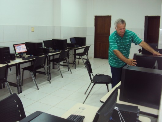 Profissional faz montagem de Telecentro em Maceió