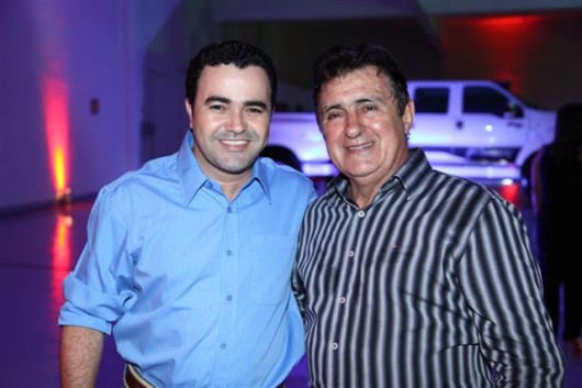 O prefeito de Divinópilis, Vladimir Azevedo e o empresário proprietário do Anel Auto Shopping, Vitor Gomes Gontijo