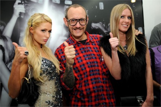 Paris Hilton (usando o vestido), o fotógrafo Terry Richardson e Nicky Hilton