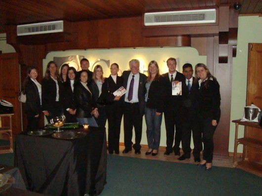 Prof. Castelli com a equipe de alunos do curso técnico em hotelaria, turismo e eventos do Santos Dummond