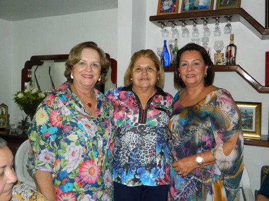 Bartira ladeada pelas irmãs, Glades Vieira e Doda Valente