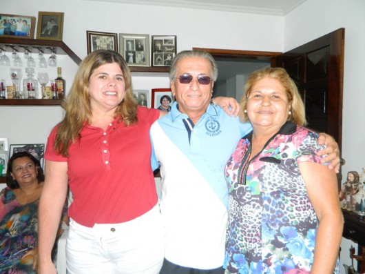 Bartira e o casal de amigo, o promotor Antonio Arecippo Neto e Soraya Wanderley Arecippo