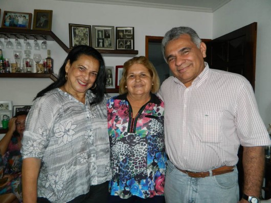 Bartira ladeada pela socialite Geneilde Carvalho Ramos e seu marido, o coronel Albérico Ramos