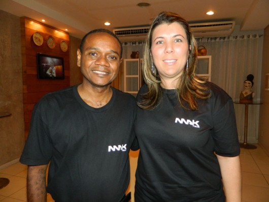 Alexandre Silva, executivo de vendas da unidade Maceió da Maktour, e Adriana Maia, gerente da unidade de Recife