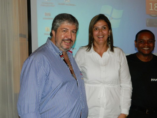 Daniel Reyes, diretor da Daniel Reyes Operador Mayorista, do Uruguai, no momento de entrega de brinde de viagem a Montevidéu