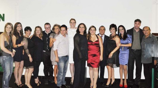 Alô, Ponta Grossa! Carla Ticiane (TV Educativa ), Karina Kosinski (Jornal da Manhã - Ponta Grossa), Rosi Spinardi (Fix e Rádio Tropical FM), Márcia Ferraz (Jornal Página Um - Castro), Mauro Piccini (Jornal Oeste - Toledo), Joselde Tuma (Revista DPONTAaPONTA), Rômulo Cury (TV Vila Velha), Ana Claudia Gambassi (TV Educativa & Jornal Diário dos Campos), Luzita Levy (Jornal Sur de Guarapuava), anfitriã, Cleucimara Santiago (sócia- diretora do Jornal A NOTICIA CAMPOS GERAIS), Sérgio Ruz (Jornal Sur de Guarapuava), Giselle Alonso (TV Vila Velha), Nadja Kincheski (Heineken Brasil), Fabiano Blageski (Rádio Difusora e Rádio Sucesso WEB)
