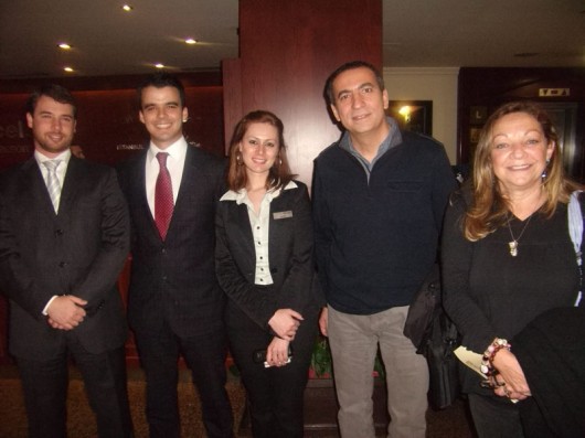Em Israel Tomás López (o amável gerente geral), o espanhol Javier Estefanell (gerente de operações), a turca Aysen Ince (da equipe de vendas), Murat Bitran (da brezo Tours, que organiza os melhores passeios na mística região) e Cléo Ikovicz, do Ministério do Turismo no Brasil e América Latina, no hotel Barceló Erezin Topkapi