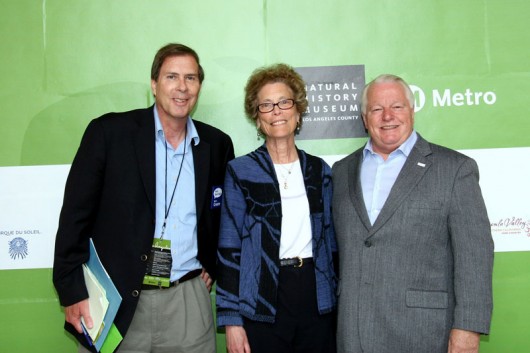 Participando de um “brunch” nos jardins do Museu de História Natural, o Relações Públicas do Departamento de Transportes de LA, Marc Littman, a Dra. Jane Pisano, presidente do Museu de História Natural de Los Angeles, e o presidente e CEO da US Travel, Roger Dow, deram as boas-vindas aos jornalistas