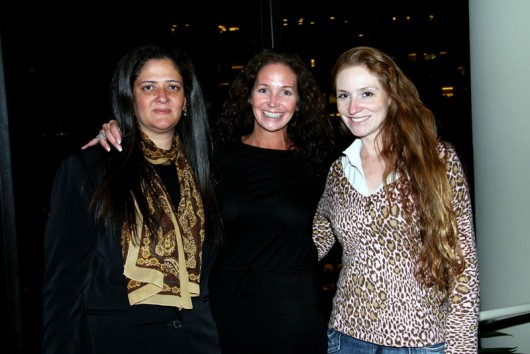 Presente no evento Elvis em LA, as brasileiras Monica Reisman (irmã do Rafael da 2SHARE), presidente da Guia California, e a jornalista Carolina Leal, de Curitiba (PR), emolduram a diretora do Memphis Convention & Visitors Bureau, Colleen Palmertree