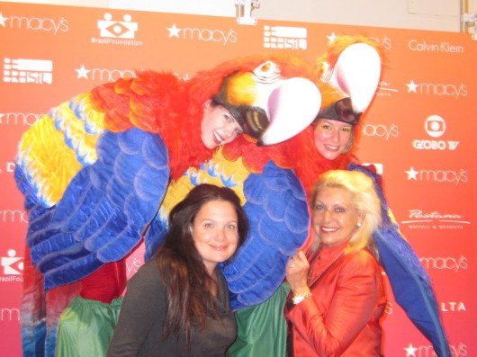 Marisa Rose van Bokhorst e sua mar Christina Rose com as “Tucanas” uma das varias atrações que animavam o evento