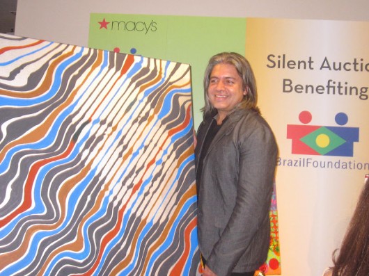 O artista Marcos Marin e o retrato otico de Bebel Gilberto feito por ele