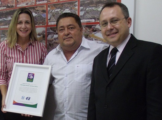 Maceió Shopping ganha selo de Empresa Parceira da Aprendizagem Representantes do CIEE entregam ao superintendente do Maceió Shopping, Robson Rodas, selo em reconhecimento à atuação do shopping com o Programa Jovem Aprendiz