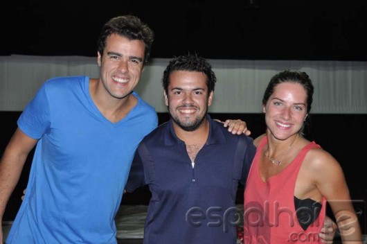 Rodrigo Souza ladeado pelos atores Giovanna Ewbank e Joaquim Lopes