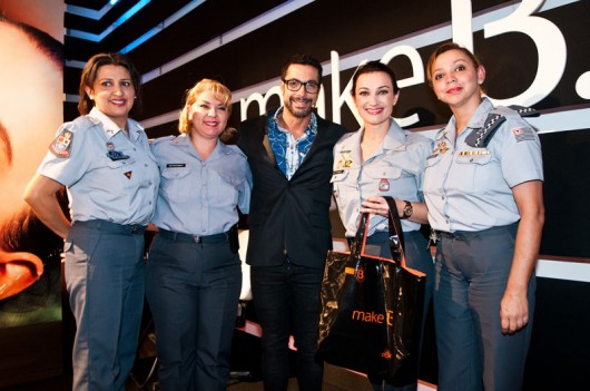 20120618160259449 O make-up artist Fernando Torquatto entre as policiais militares