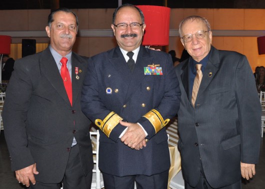 Eduardo Guimarães, o contra-almirante Wilson P. Lima Filho e o publisher Vasconcellos de Matteo