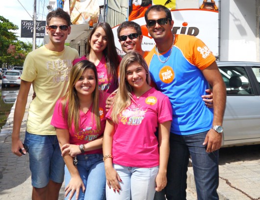 Gustavo ao lado de agentes da TRIP