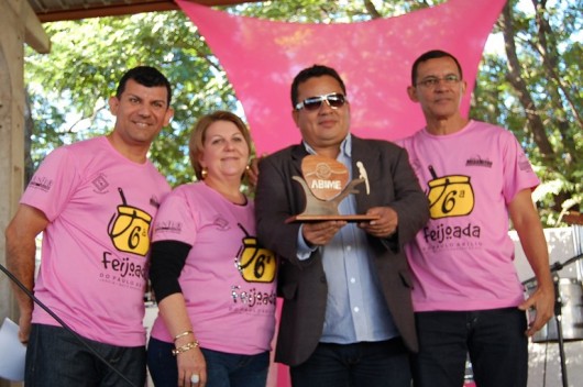 ABIME-MS empossa novo sócio e presidente recebe homenagem em Jardim Colunista Paulo Abílio, Ana Dilma Flores Grubert, primeira-dama de Jardim, pres. da ABIME-MS, Edinho Neves, e o prefeito de Jardim, Carlos Américo Grubert
