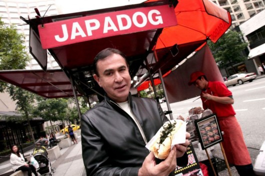 Amaury Jr. no Canadá Amaury prova o Japadog
