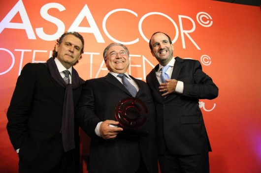 Meliá Hotels International Brasil é homenageada no Casa Cor 2012 Ángelo Derenze, presidente da Casa Cor 2012, Rui Manuel Oliveira, vice-presidente da Meliá Hotels International Brasil, e Julio Serson, vice-presidente da ABIH (Associação Brasileira da Indústria de Hotéis)