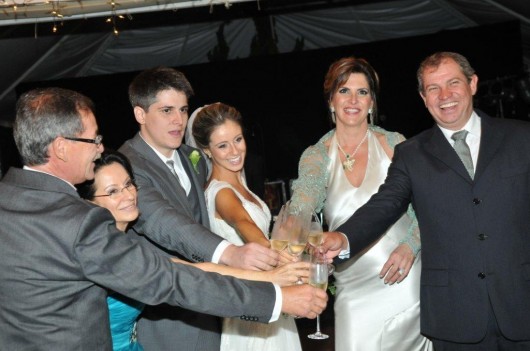 Tradicional brinde com os pais da noiva, os noivos mais os pais do noivo