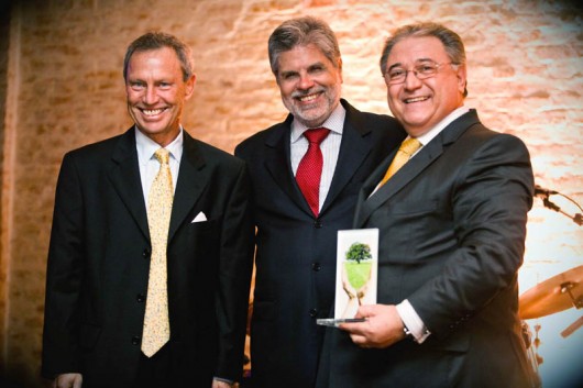 Meliá Hotels International Brasil recebe Prêmio de Sustentabilidade 2012 Manuel Hermoso (Embaixador da Espanha) e Carlos Valente (Presidente da Telefônica) entregam o prêmio para Rui Manuel Oliveira (vice-presidente sênior da Meliá Hotels International Brasil)