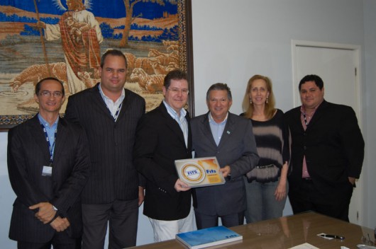 ABIH e Fits firmam parceria educacional Luiz Paccione, Márcio Araújo, consultores Fits, Glênio Cedrim, presid. ABIH, Dario Arcanjo, Dir. Fits, Tereza Bandeira, dir. executiva ABIH e prof. Otoni Veríssimo, prof. Fits