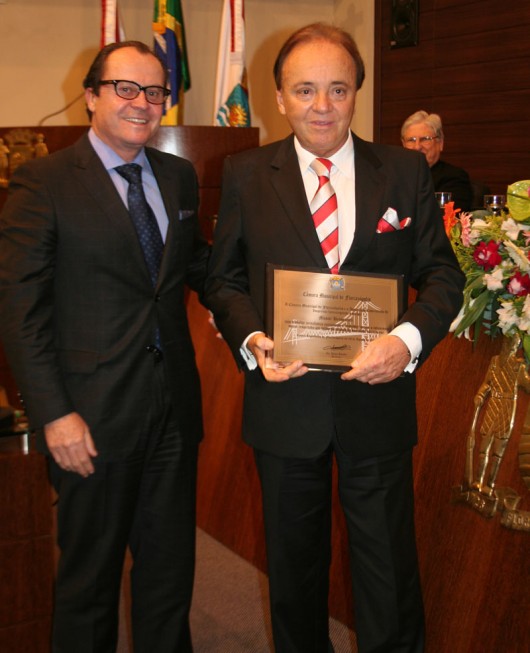 Prêmio Dakir Polidoro de Imprensa Jornalistas Ademir Arnon (presidente Associação Catarinense de Imprensa) e Moacir Benvenutti, presidente da FEBRACOS