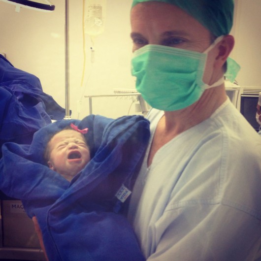 O pai-coruja Celso Russomanno e a pequena Katherine 