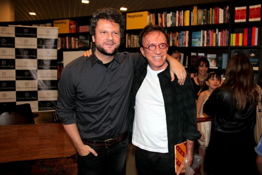 Selton Mello lança livro em São Paulo O cantor Moacir Franco recebendo um abraço de Selton Mello