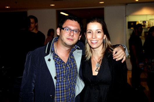 O responsável pela Produção Geral da peça Sandro Chaim com a jornalista Daniela Bustos