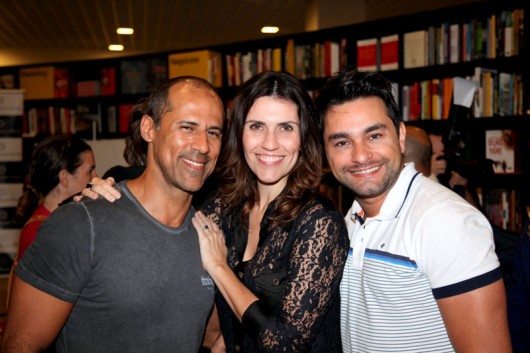 Recebendo os amigos, a jornalista Cintia Araium com Danilo Borges e André Santori