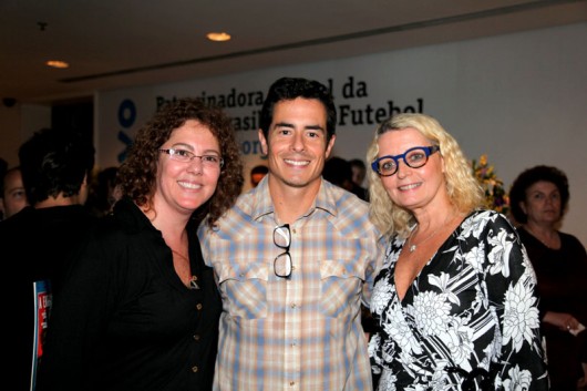 O ator Felipe Folgosi emoldurado pela jornalista Selma Morentes e Denise Ravache, proprietária do Teatro Frei Caneca