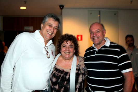 Tio de Priscila o arquiteto Alexandre Fantin e Eduardo Siqueira com a jornalista, escritora e diretora de teatro Célia Forte